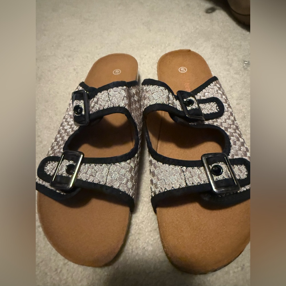 Stylish Women's Sandals with Black Accents
